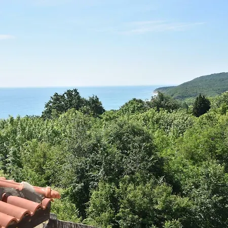 Pearl Beach In The Cliff 2 Обзор